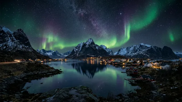 オーロラ夜景 北欧漁村と雪山のリフレクション