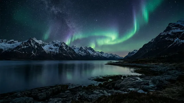 オーロラ夜景 雪山と湖のリフレクション（ダーク）