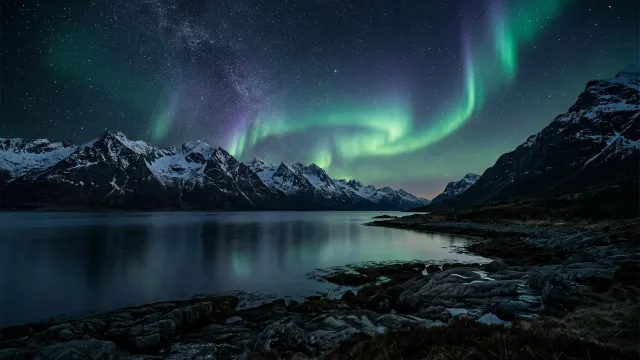 オーロラ夜景 雪山と湖のリフレクション