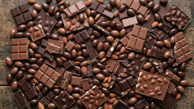 チョコレートとアーモンドが散りばめられたトップダウンビュー 3