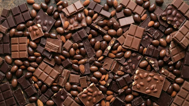 チョコレートとアーモンドが散りばめられたトップダウンビュー 4