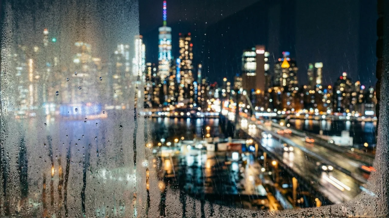 雨の夜景 濡れた窓越しのニューヨーク都市風景 デスクトップPC壁紙、背景画像